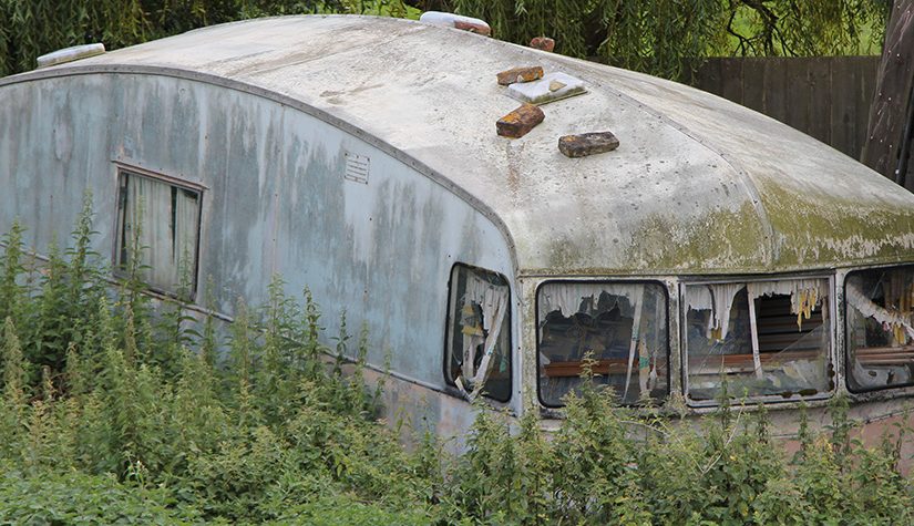 old-caravan-825x475